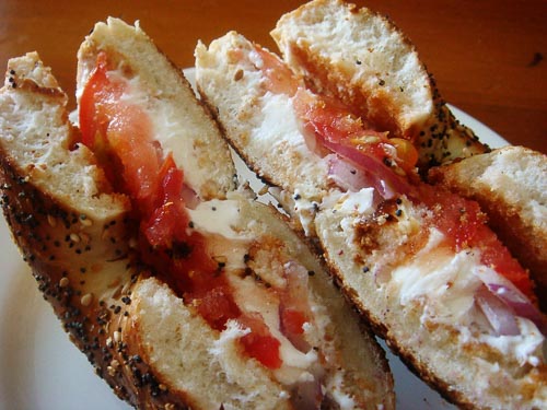 Cream cheese and tomato bagel 