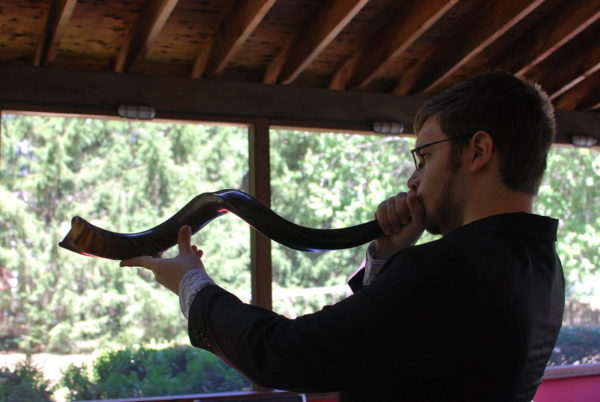 blowing the shofar on rosh hashanah