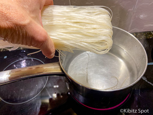 Boiling rice thread noodles
