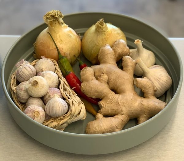 Garlic, ginger, shallots, chilli in a bowl